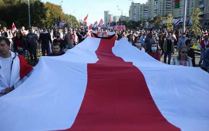 В Беларуси многотысячные протесты, силовики используют слезоточивый газ и стреляют в воздух