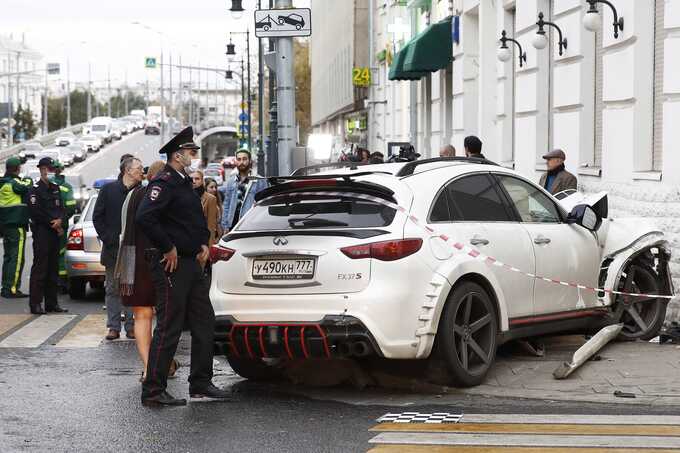 Водитель Porsche сбил россиянина на переходе и выстрелил в него четыре раза