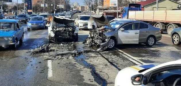 В Киеве произошло лобовое ДТП: два авто разбиты вдребезги