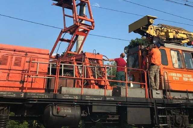 Железнодорожники восстановили полотно под Киевом, где поезд сошел с рельс