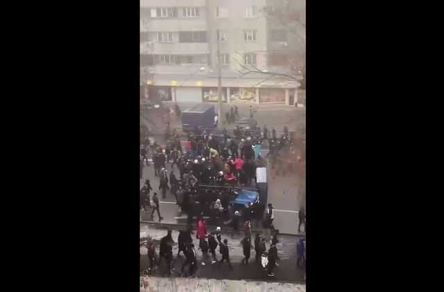 В Алматы начались столкновения протестующих с силовиками, митингующие движутся к центру города