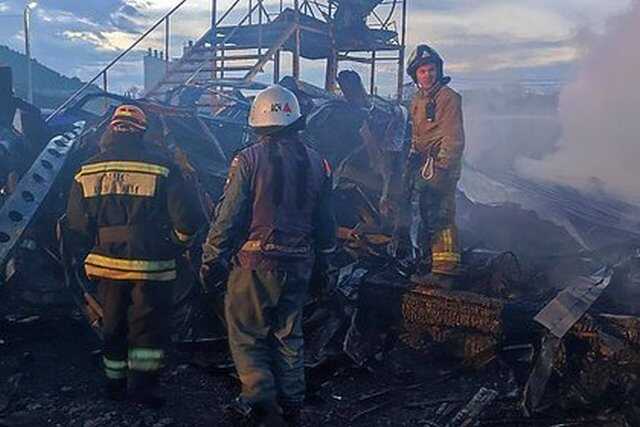 Пять человек пропали после пожара в строительных бытовках в Севастополе