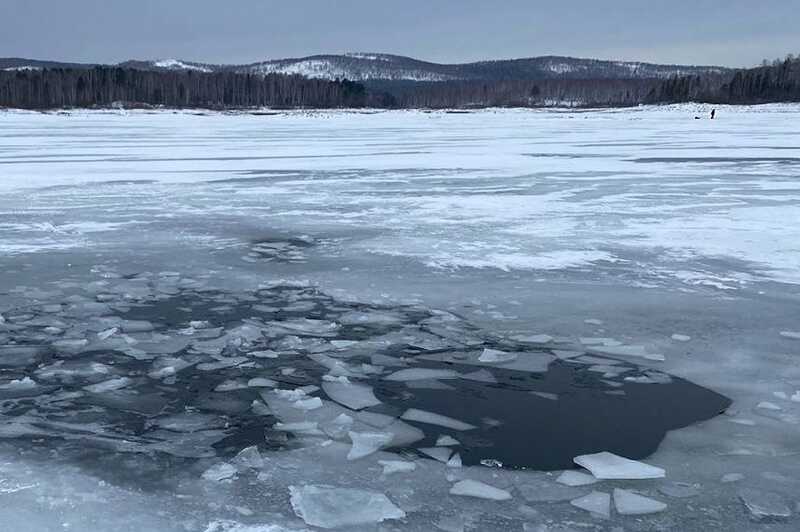 Во Владивостоке владелец тонущей Audi пытался спасти автомобиль, рискуя собственной жизнью